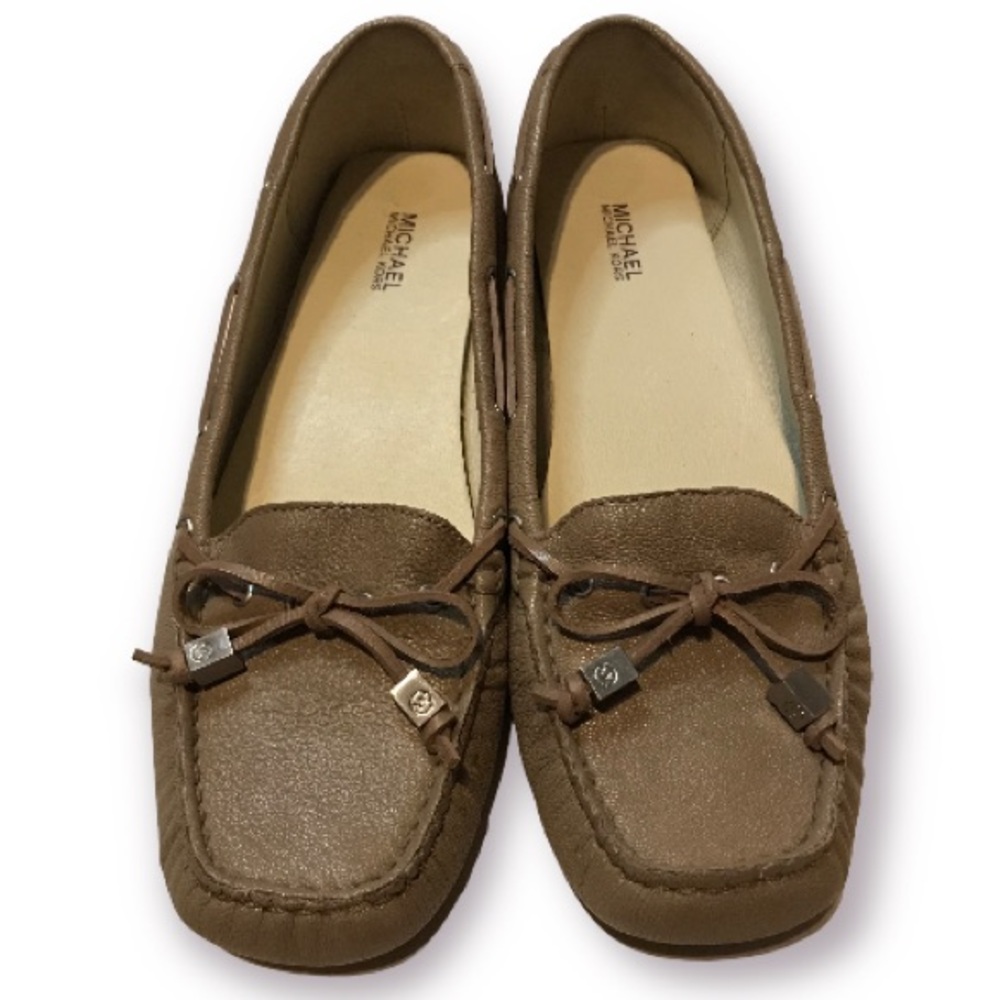 MICHAEL KORS CREAMY TAUPE LOAFERS.